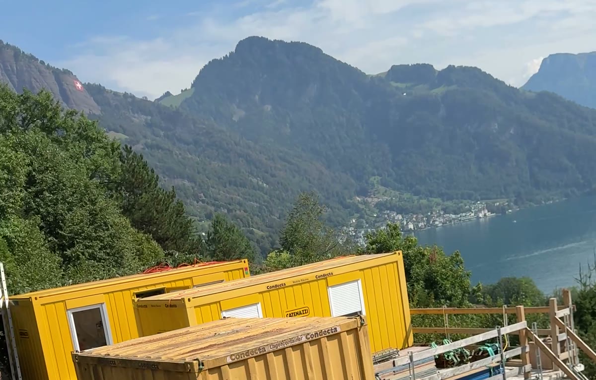 Baustelleneinrichtung am Hang über dem See